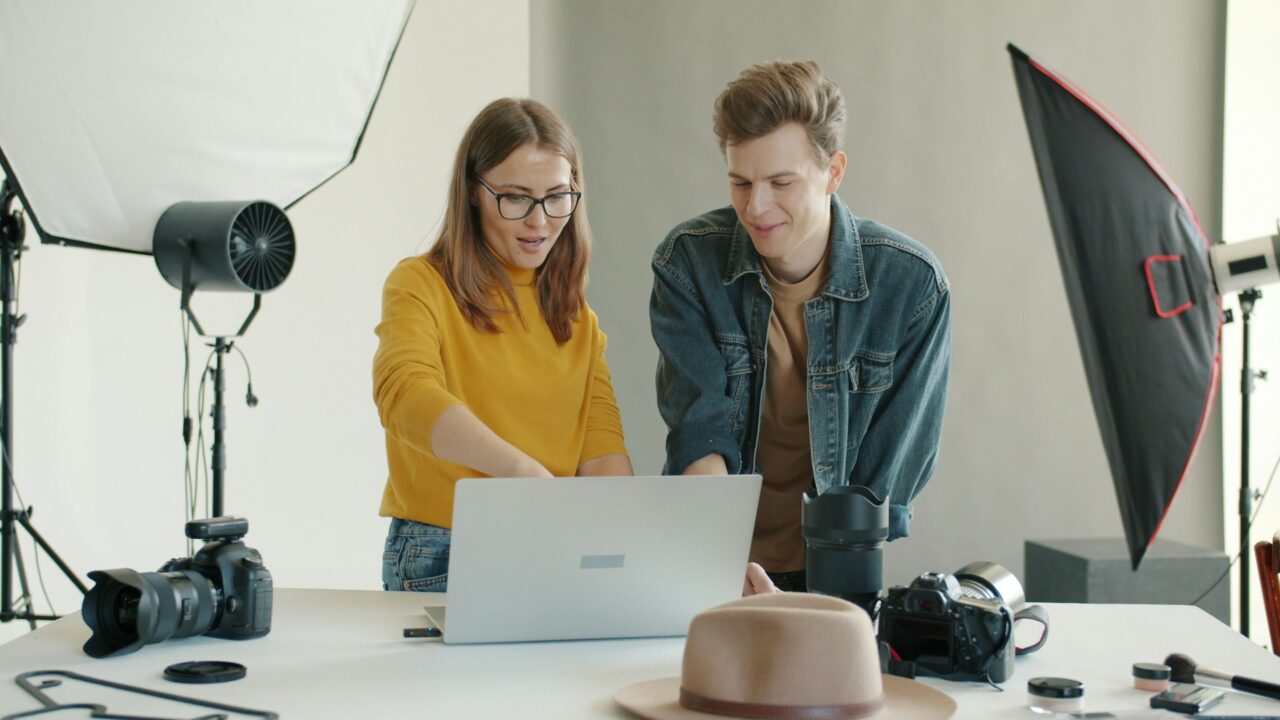 Two people discussing packages on Find Photographer NZ